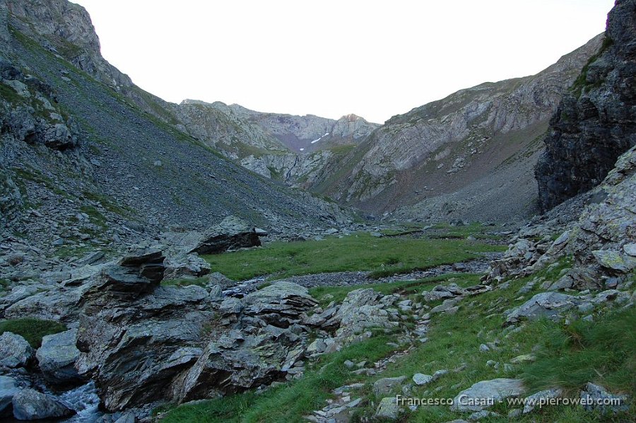 01-All'alba la valle Cerviera e in fondo a sinistra il Tre Confini.jpg